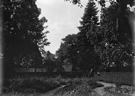 In the garden at Mt. Vernon showing "School House"; 1911/08/16